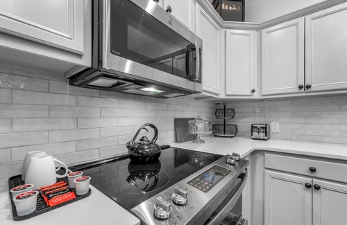 Downtown Louisville Condo | Updated Downtown Condo, King Bed, Free Parking