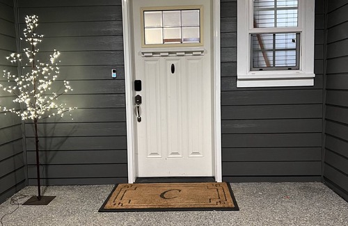Lynden House | Updated duplex on quiet street close to dining, shopping, hospitals & mountains,