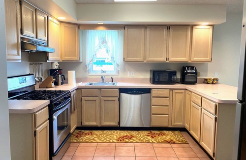 Southend House | Updated Family Beach House with fenced yard - 5 min walk to the beach!