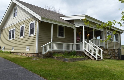 Glenville House | Updated Family friendly house with mountain views