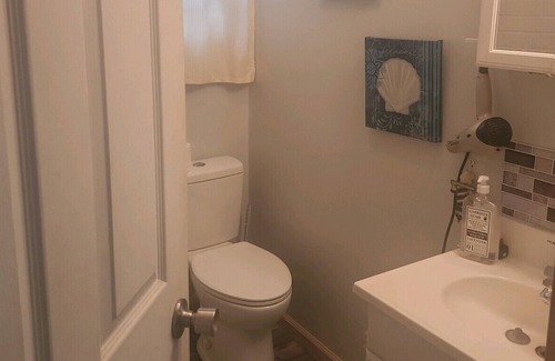 Lakeview Cottage | Updated fishing cottage a stones throw from Blackhawk Marina and Oldfield Beach.