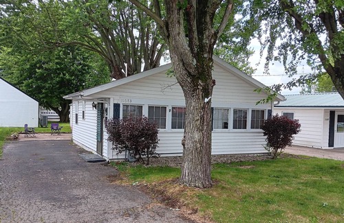 Lakeview Cottage | Updated fishing cottage a stones throw from Blackhawk Marina and Oldfield Beach.