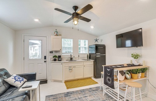 Galveston Apartment | Updated Galveston Studio w/Deck - 1 Mi to Beach!