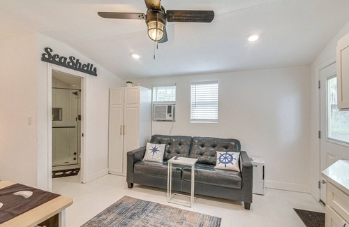 Galveston Apartment | Updated Galveston Studio w/Deck - 1 Mi to Beach!