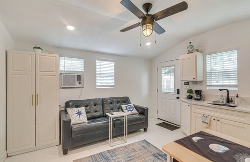 Galveston Apartment | Updated Galveston Studio w/Deck - 1 Mi to Beach!