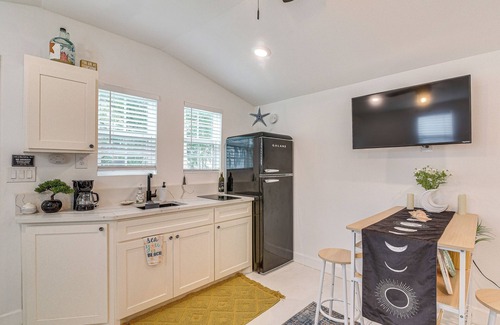 Galveston Apartment | Updated Galveston Studio w/Deck - 1 Mi to Beach!