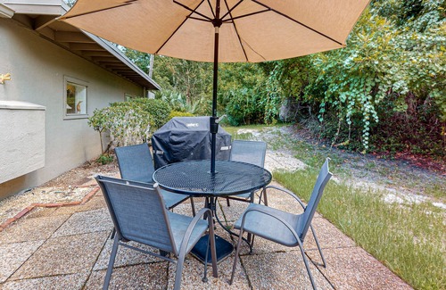 Sea Pines Condo | Updated Ground Floor Villa with Golf Views and Dog Friendly