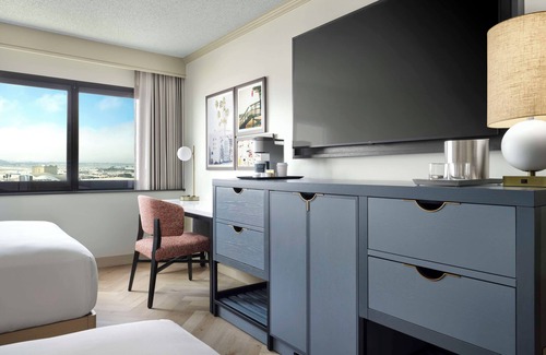 Los Angeles Hotel | Updated Guest Rooms Offer Comfort and Style | Near LAX w/Shuttle, Gym & Pool!