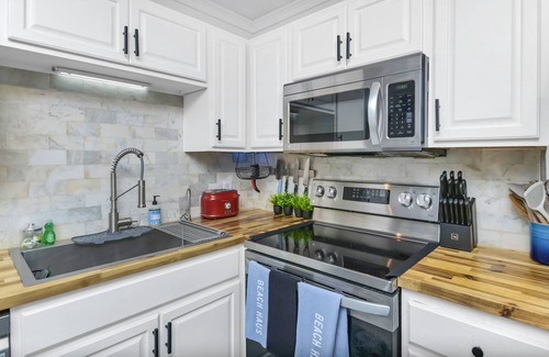 North Forest Beach Villa | UPDATED Hilton Head Island Sands Villa with Terrace & Pacman @ COLIGNY BEACH!