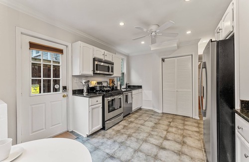 Old Town Alexandria House | Updated Historic Gem off King St Sleeps 10 Courtyard w/Grill 2 Free Parking