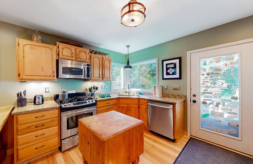 Empire House | Updated historical cottage near the beach with a fireplace, washer/dryer, AC