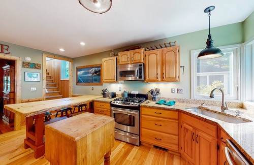 Empire House | Updated historical cottage near the beach with a fireplace, washer/dryer, AC