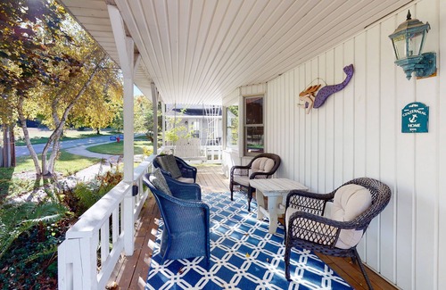 Empire House | Updated historical cottage near the beach with a fireplace, washer/dryer, AC