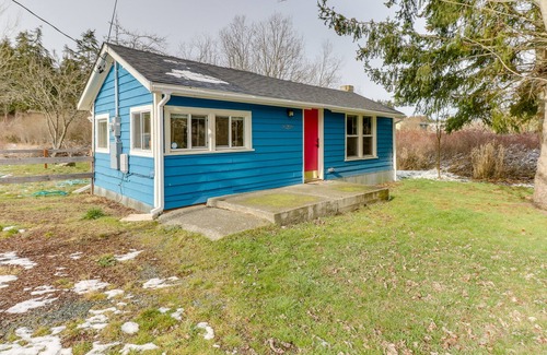 Oak Harbor House | Updated home close to everything w/ large yard & deck - 2 dogs welcome!