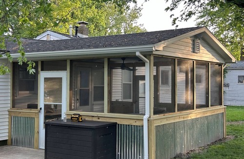 Bay View House | Updated home close to Lake Erie attractions & BOAT PARKING & SCREENED IN PORCH.