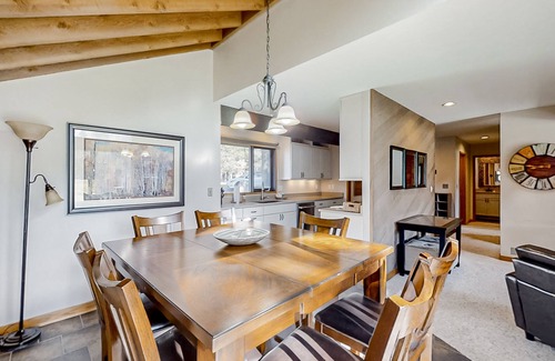 Sunriver Condo | Updated home golf course view, pool, & tennis - wood fireplace, grill, and deck