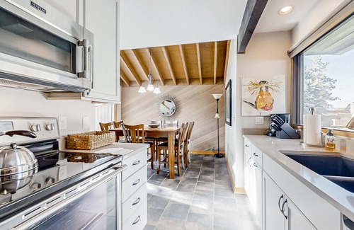 Sunriver Condo | Updated home golf course view, pool, & tennis - wood fireplace, grill, and deck