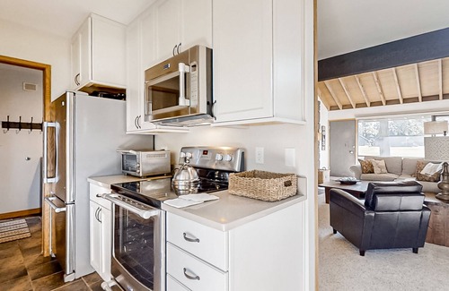Sunriver Condo | Updated home golf course view, pool, & tennis - wood fireplace, grill, and deck