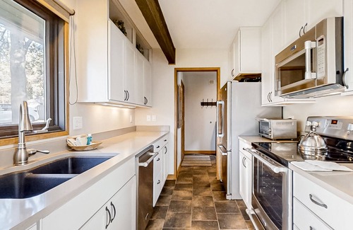 Sunriver Condo | Updated home golf course view, pool, & tennis - wood fireplace, grill, and deck