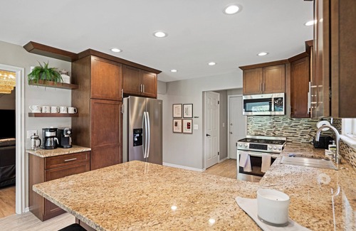 Rochester Hills House | Updated home with huge yard near multiple hospitals