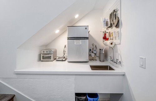 Del Mar Heights Apartment | Updated home with kitchenette, shared pool, hot tub, & tennis - near beach
