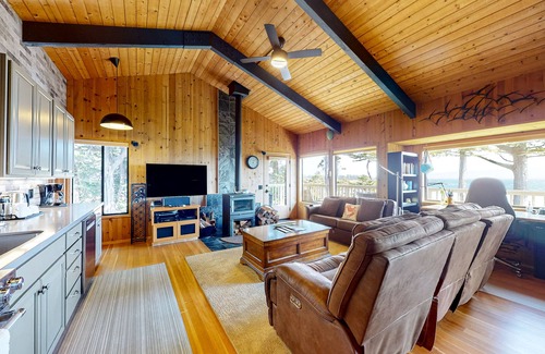 Gualala House | Updated home with ocean views, private hot tub, fire table, outdoor kitchen