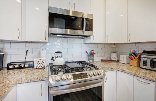 Elk Grove House | Updated House - King Bed, Pool & Hot Tub in a quiet family friendly neighborhood