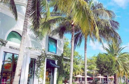 South Palm Park Neighborhood Association Apartment | Updated house with heated pool 5 min to beach