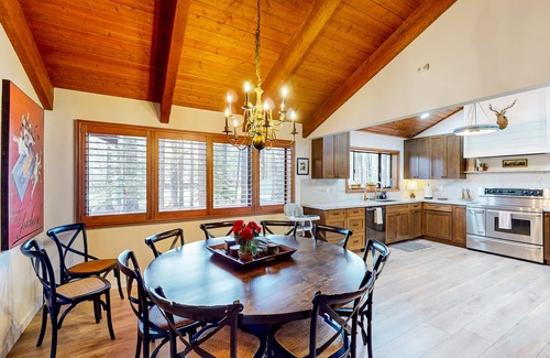 Pinetop House | Updated Large Cabin with Golf Course views, a Private Hot Tub & Game Room