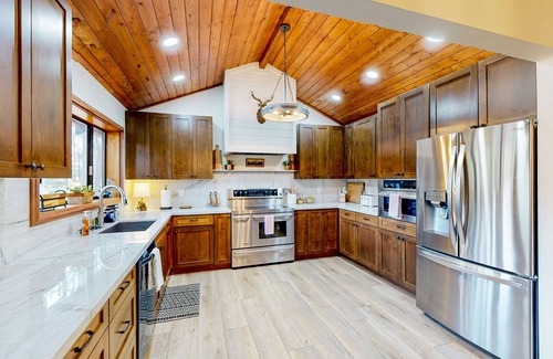 Pinetop House | Updated Large Cabin with Golf Course views, a Private Hot Tub & Game Room