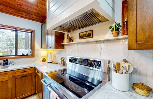 Pinetop House | Updated Large Cabin with Golf Course views, a Private Hot Tub & Game Room
