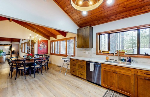 Pinetop House | Updated Large Cabin with Golf Course views, a Private Hot Tub & Game Room