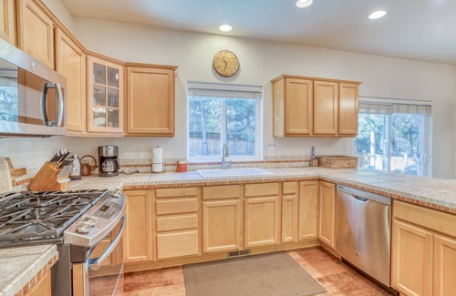 Westbrook Meadows House | Updated Luxury in this Gorgeous Home in Desirable Westside Bend with Hot Tub!
