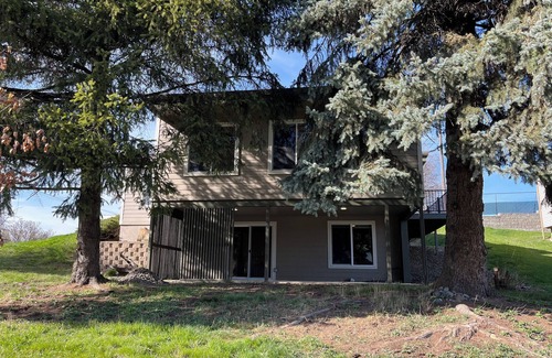 Moscow House | Updated Mid Century Modern next to University. Retro vibe! Close to Downtown.