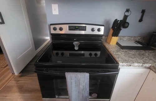 St. Louis House | Updated Modern 2 Bed/1 Bath Urban Bungalow in North City.10 Mins to Downtown STL