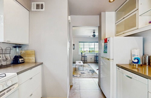 Old Las Palmas Apartment | Updated modern condo w/shared pool & mountain views - near downtown
