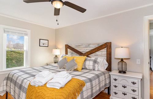 Dickson Other | Updated Modern Farmhouse Near Downtown Dickson!