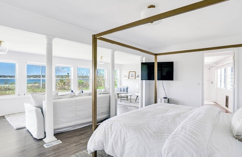 Montauk House | Updated Montauk Lake House w/Stunning Views!