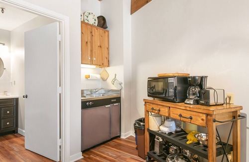 Wintergreen Apartment | Updated Mountain Inn studio - accommodates 2.