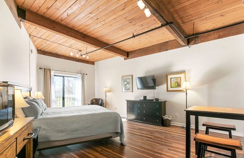 Wintergreen Apartment | Updated Mountain Inn studio - accommodates 2.