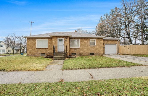Manistee House | Updated Pet-Friendly Ranch near Downtown
