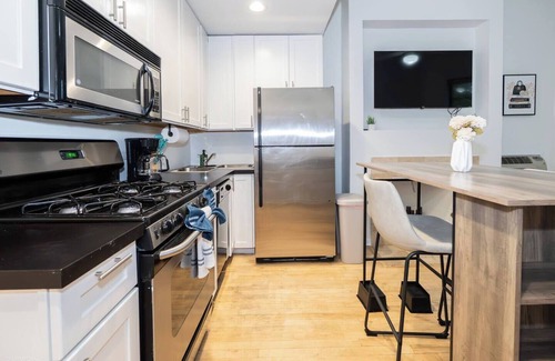 Park West Apartment | Updated, Prime Location, Parking Avail. - LP
