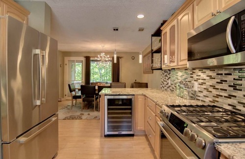 Lincoln Condo | Updated Rare 4 Bedroom Clearbrook Condo