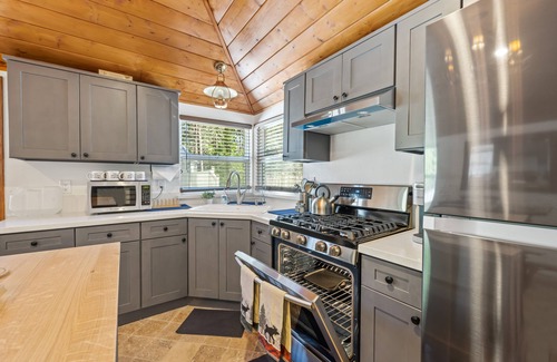 Lake Arrowhead Cabin | Updated Romantic Cabin close to Lake and shoppings Tesla Charger & huge parking