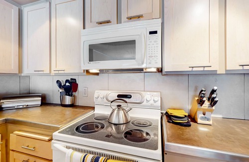 Mammoth Lakes House | Updated townhome with a fireplace, grill, pool, hot tub - easy access to slopes
