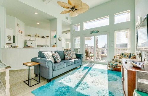 Galveston House | Updated Townhouse w/2 Decks & Gulf Views - 1 Block to Beach
