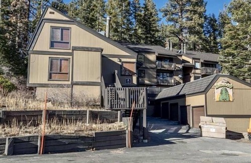 Majestic Pines Condo | Updated tree top cabin retreat!