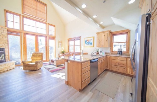 Keystone House | Updated Unit, Gorgeous Mountain View!