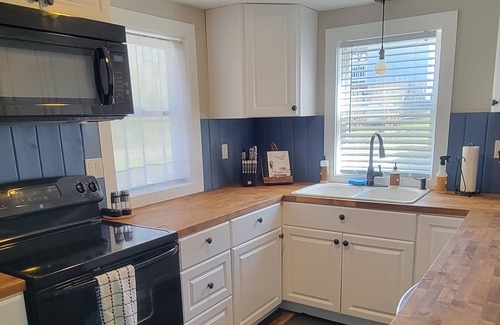 Colchester Cottage | Updated year round Cottage in Lake Hayward Community