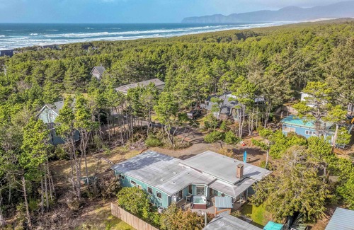 Tierra Del Mar House | Updates Galore, Queen Suite, Pool Table, Hot Tub, Near Beach in Tierra del Mar!